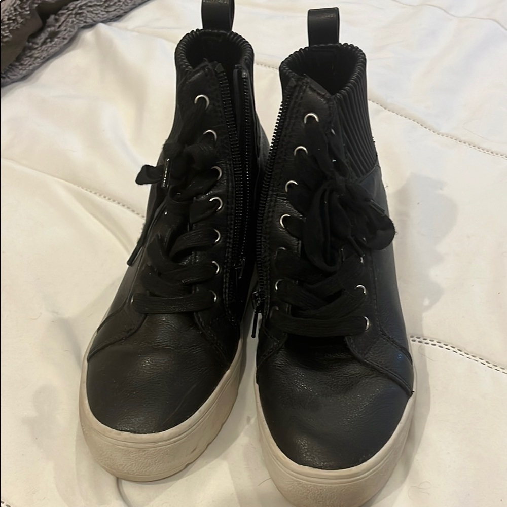 Girls side zip boot.